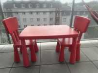 Stolik dla dzieci Ikea z dwoma krzesełkami