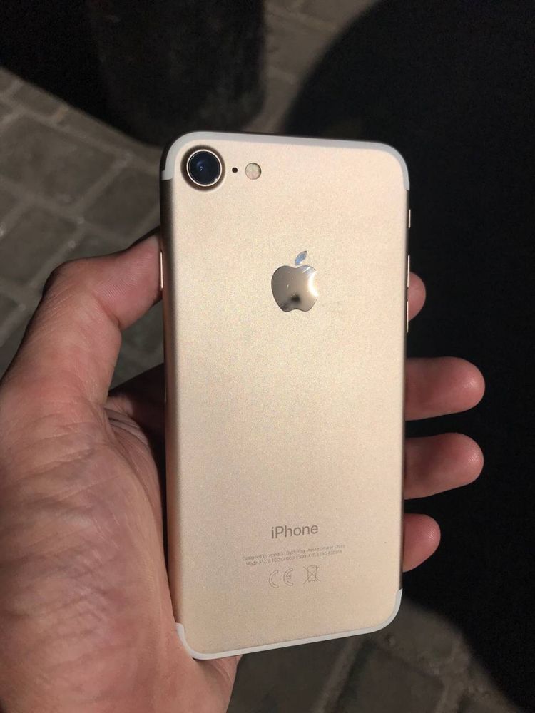 ПРОДАМ iPhone 7 (Gold)