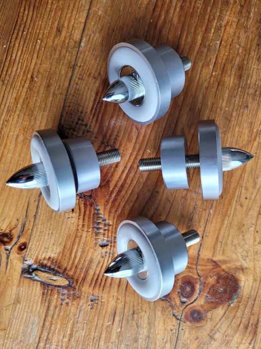 Kolce głośnikowe  szpilki do standy podstawki srendy