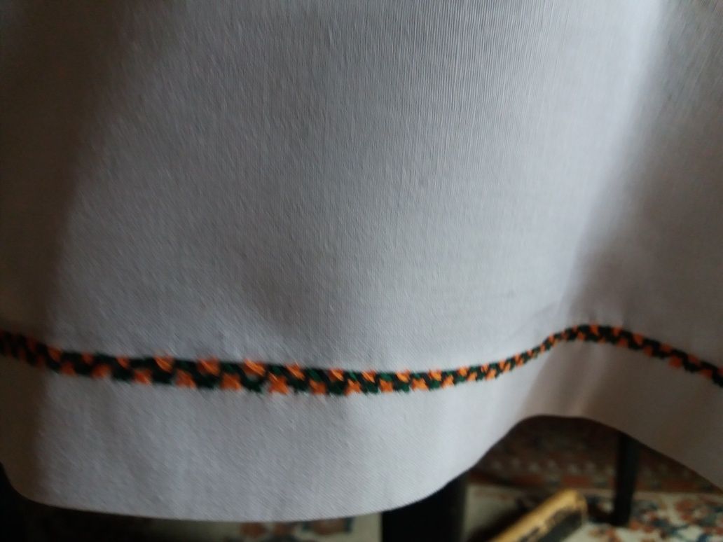 Biały bawełniany ręcznie haftowany obrus o wymiarach 130x165 cm