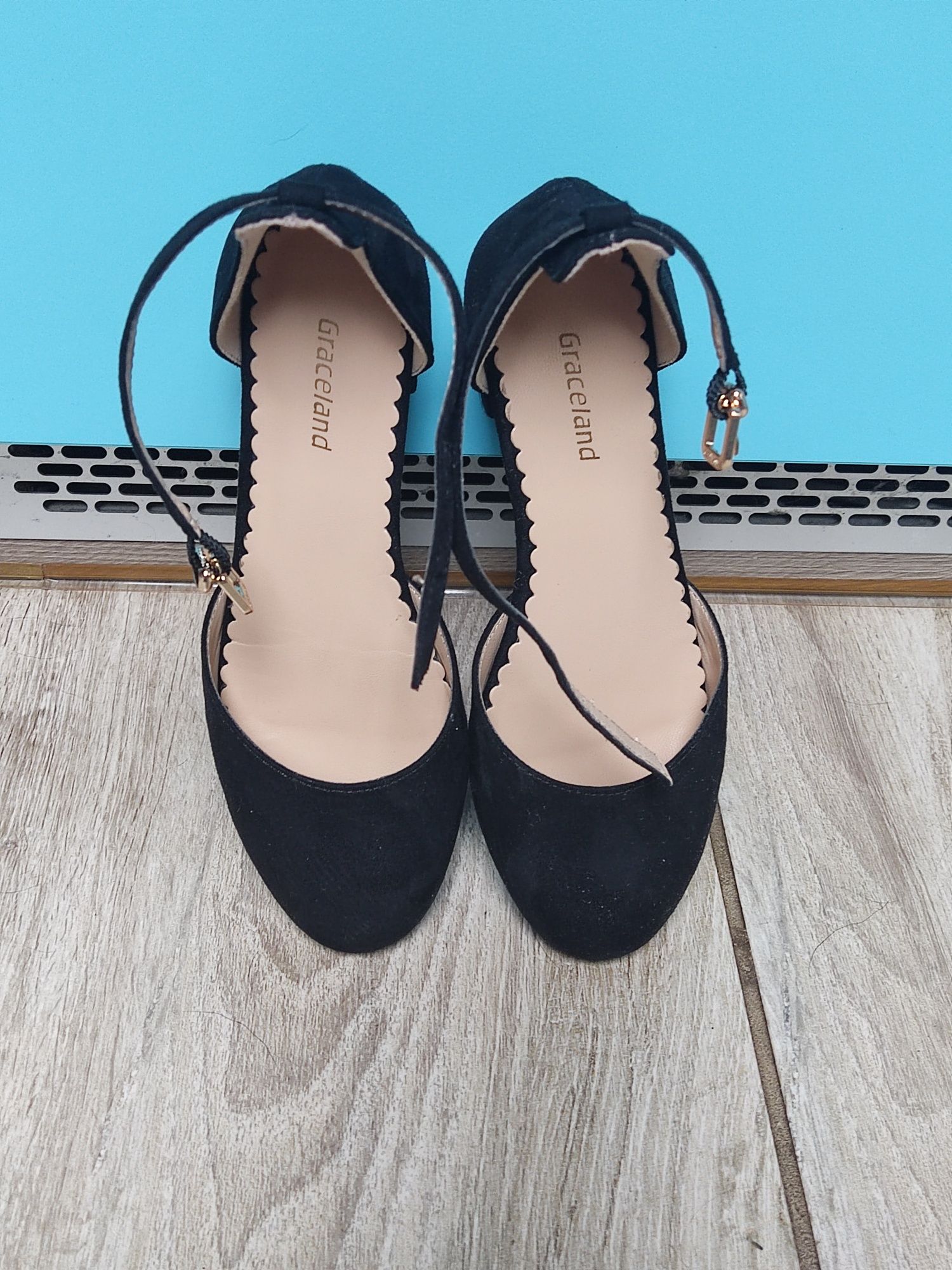 Buty czarne na obcasie