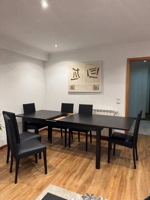 Mesa de jantar extensível e 6 Cadeiras