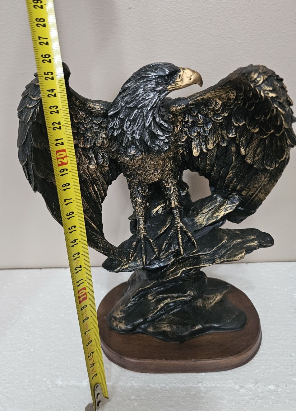Statua, posąg orła z żywicy.  Ozdoba