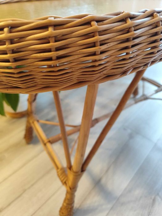 Owalny stolik wiklinowy retro