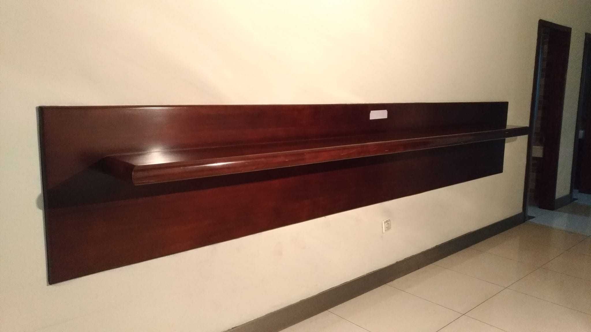 Balcão de apoio em madeira