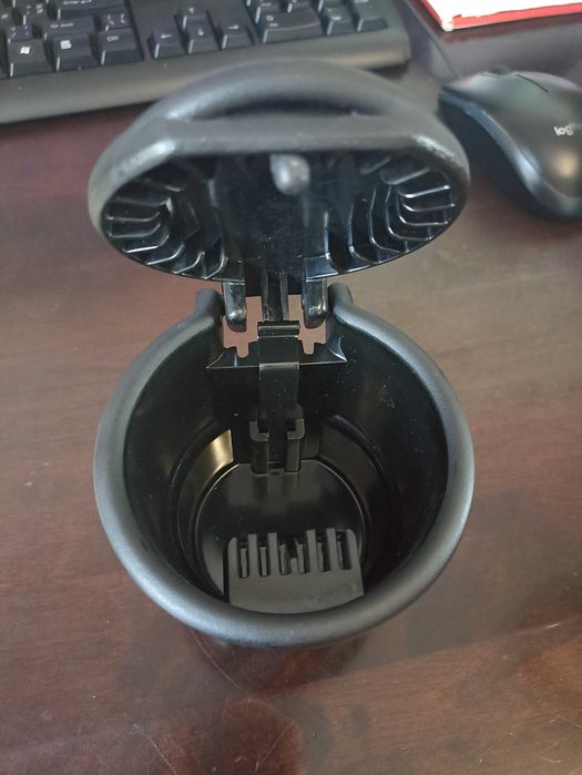 Продам попільничку Ford