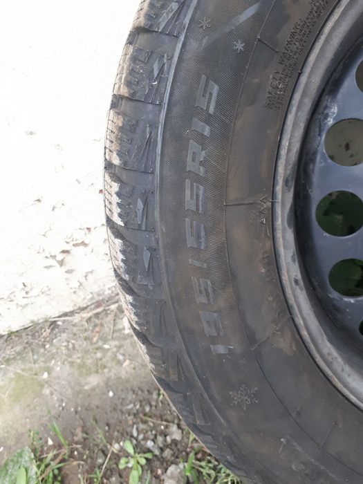 Продам комплект колес с зимней резиной и колпаками на Шкода Октавия А5
