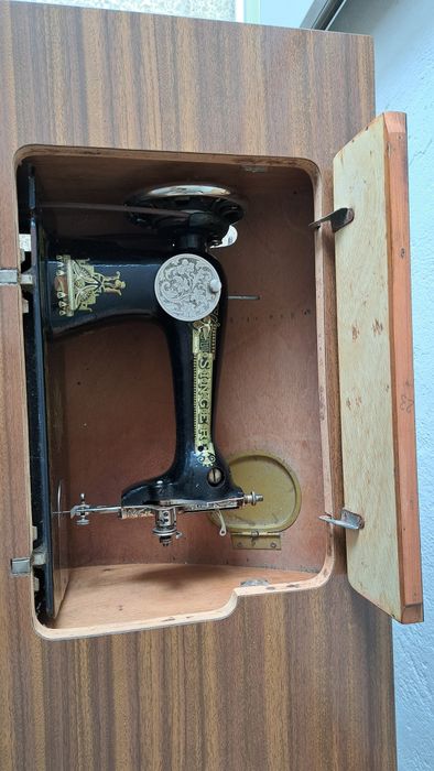 Máquina Singer com móvel