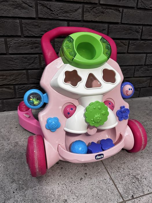 Pchacz chodzik chicco dla dziecka
