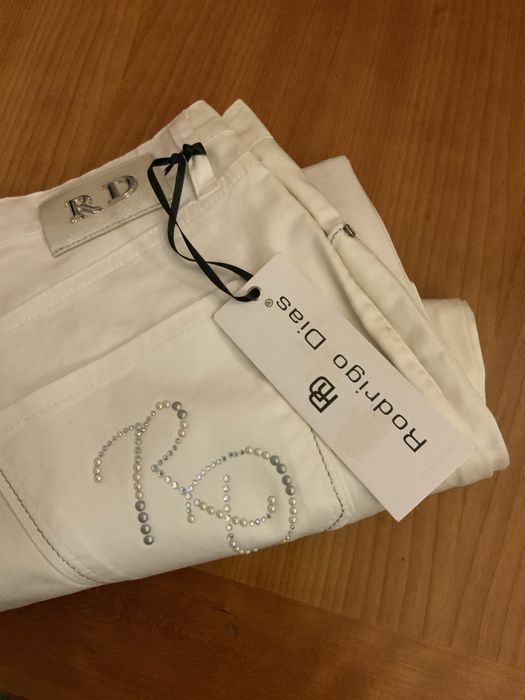 Calça branca senhora com aplicações de brilhantes