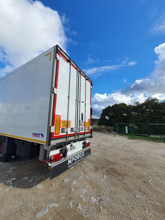 Camião Daf com reboque frigorífico.