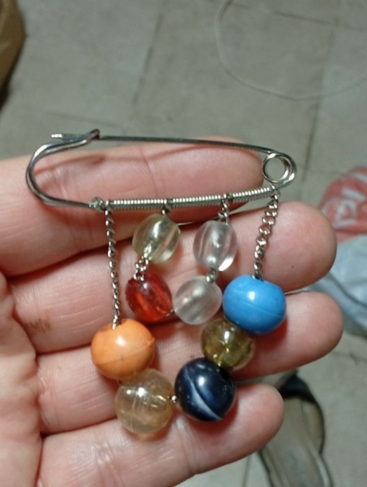 Alfinete com bolinhas para colocar num casaco ou camisa