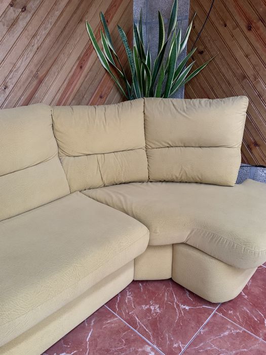 Sofá amarelo claro
