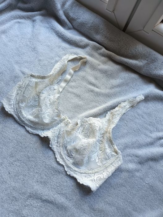 Biustonosz kremowy, stanik koronkowy 85D