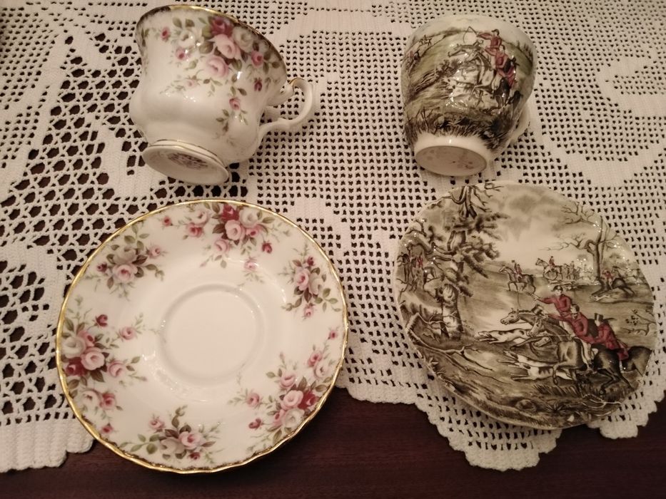2 Chávenas de Chá em Porcelana da Royal Albert e da Johnson Bross