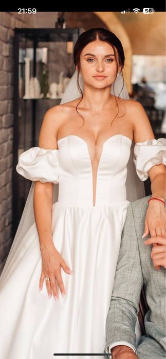 Весільна сукня з відкритим верхом