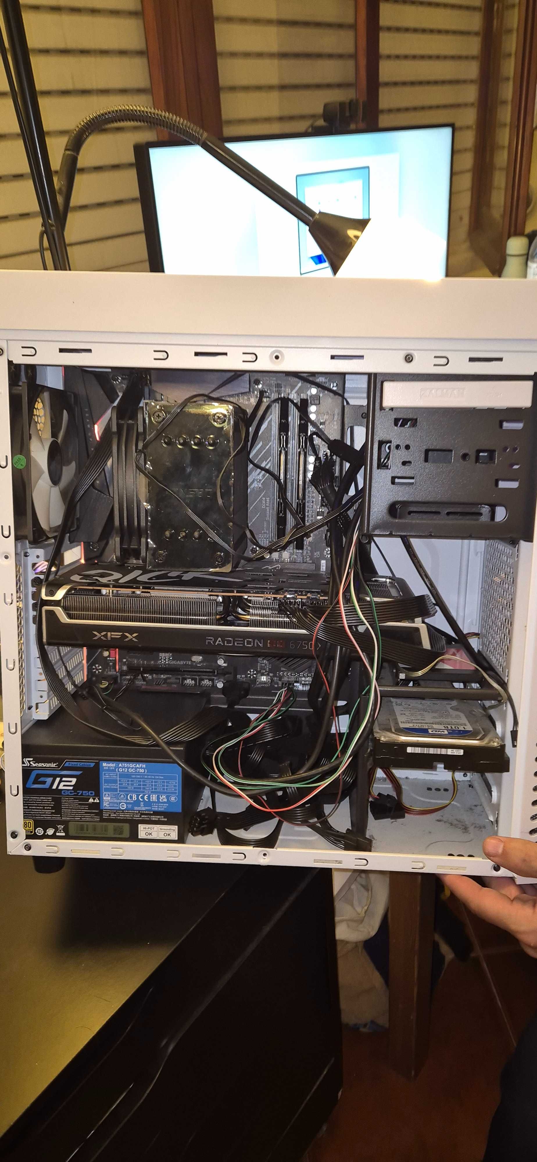 DeskTop Praticamente Novo Ryzen 7 5700x com Radeon RX 6750 XT