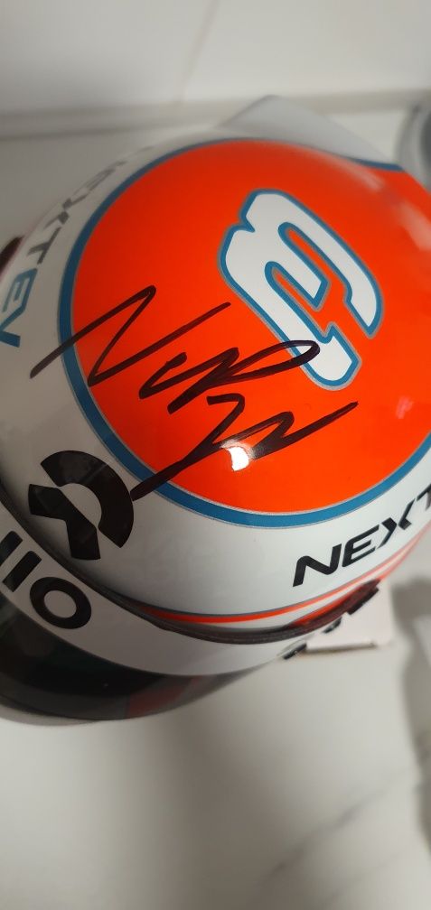 Kask z oryginalnym autografem Nelsona Piquet