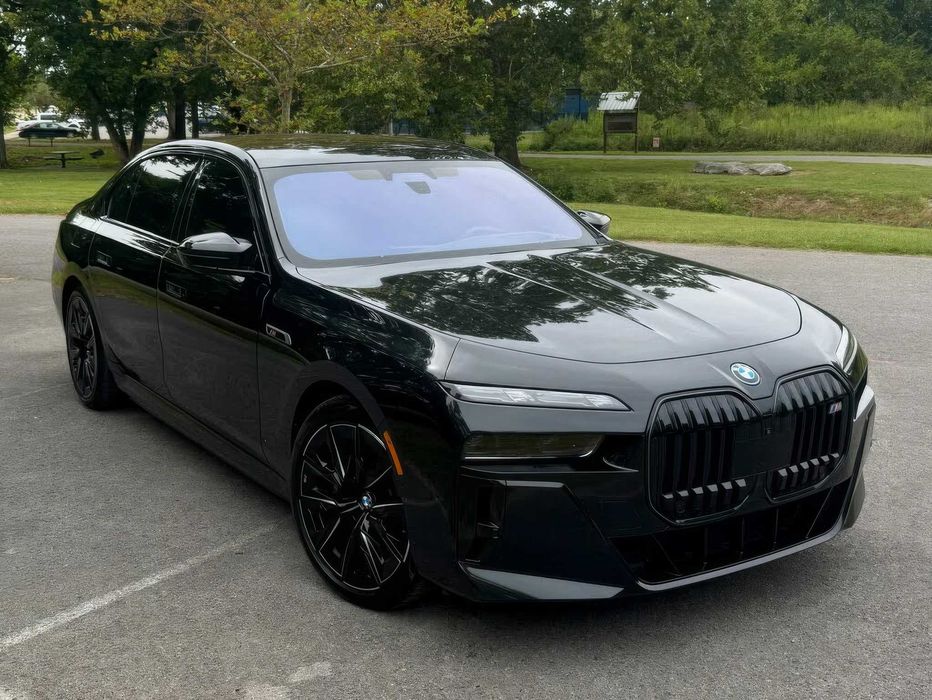 BMW i7 M70      2024