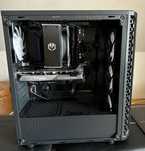 Komputer gamingowy z rtx 4070 super i ryzen5  komputer posiada rgb.