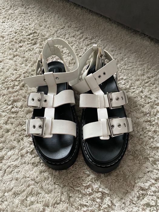 Босоніжки жіночі