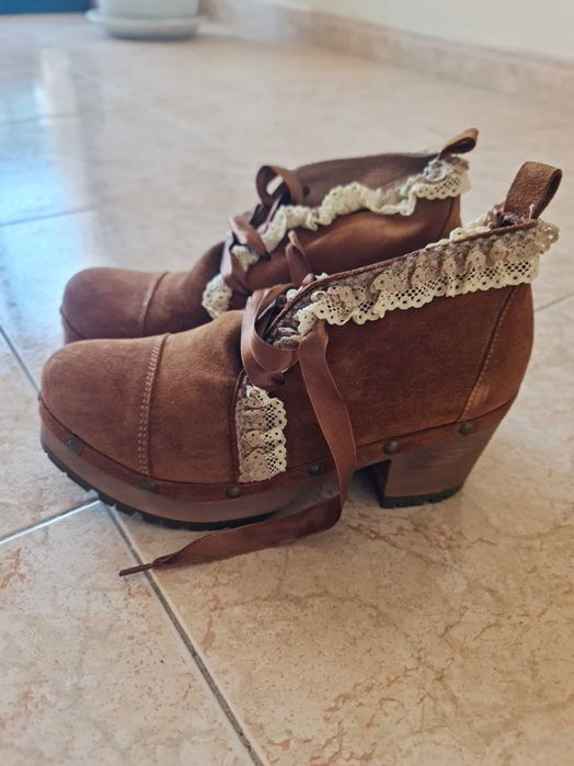 Botins com folhos