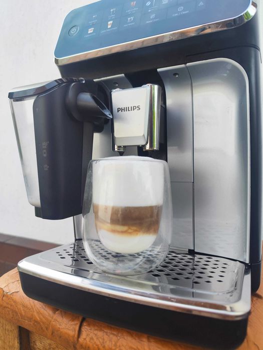 Кавомашина PHILIPS Series 3300 EP3347/90 новий молочник