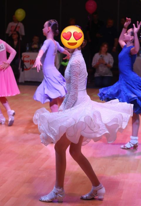 Бальні плаття бейсік