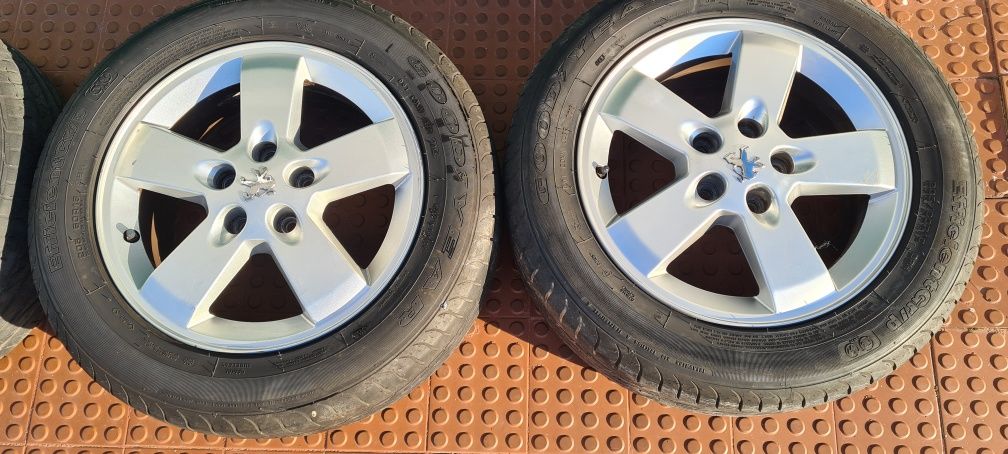 Vendo 4 jantes R16  5/108 com 2 pneus semi-novos