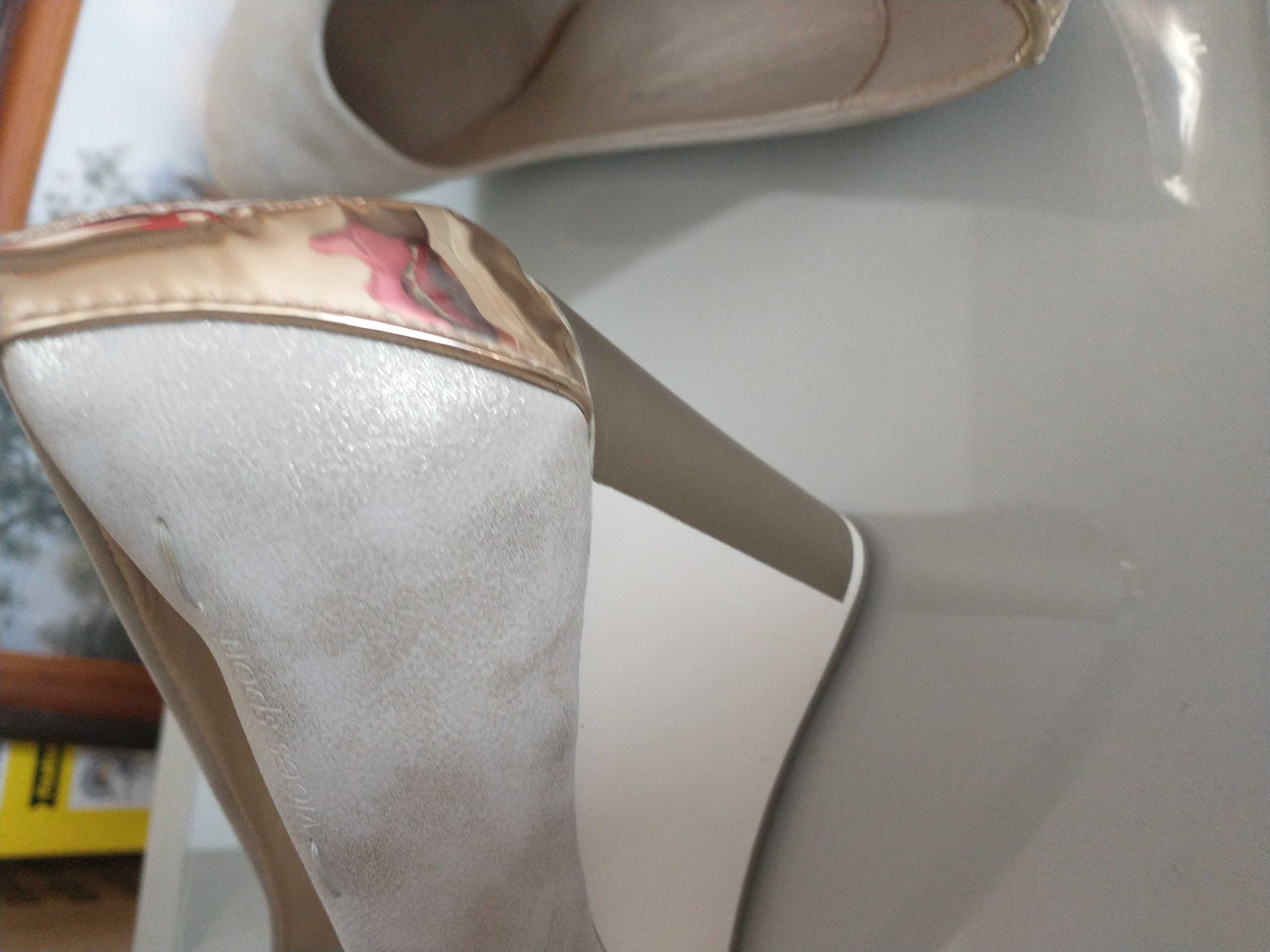 Nowe buty na koturnie