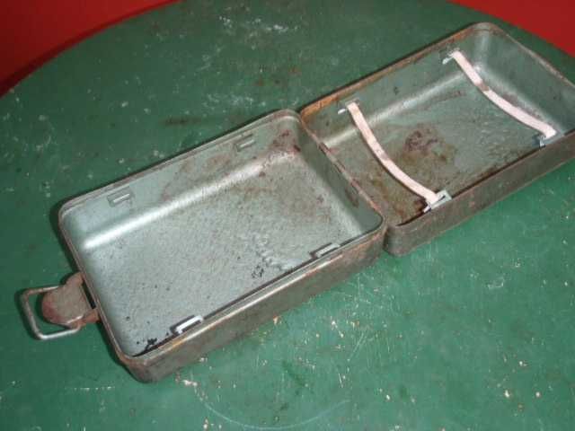 Metalowa puszka starej zabytkowej apteczki