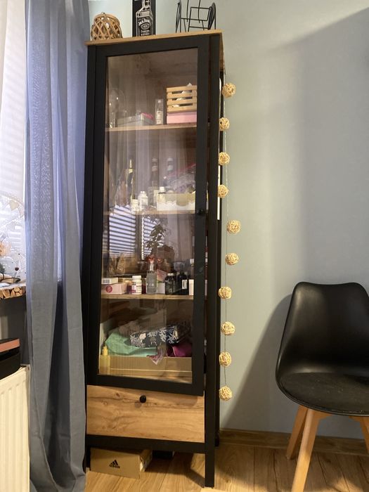 Witryna loft  z metalową ramą