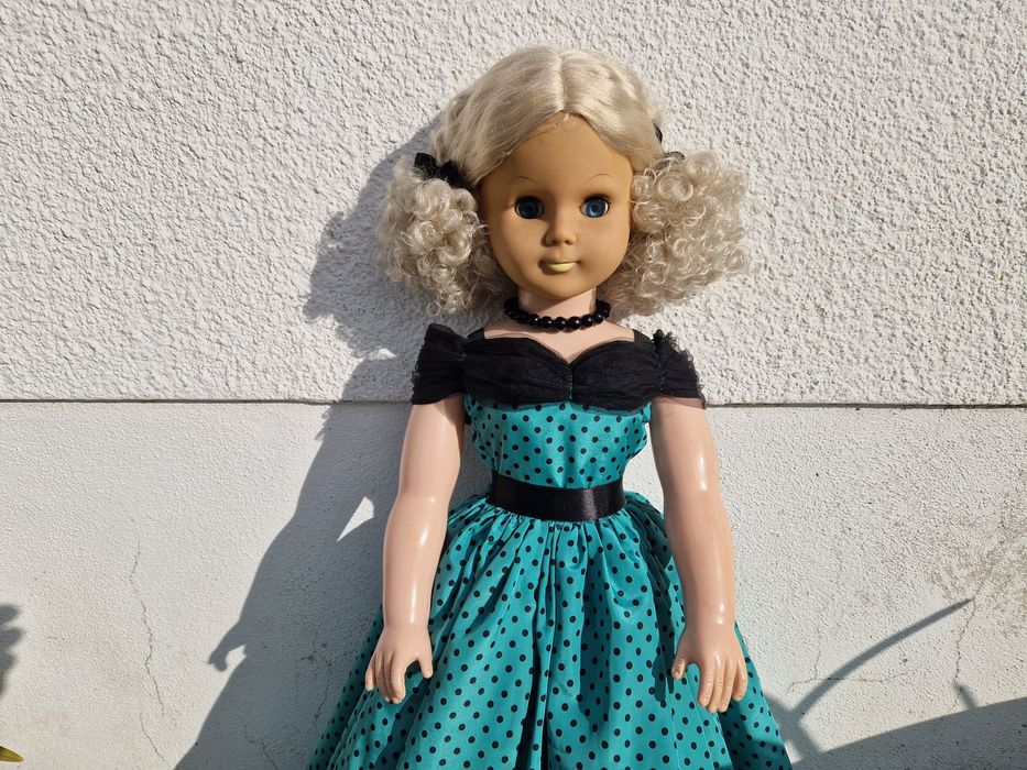 Boneca grande com vestido feito à mão