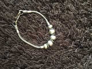 pulseira prateada com bolinhas