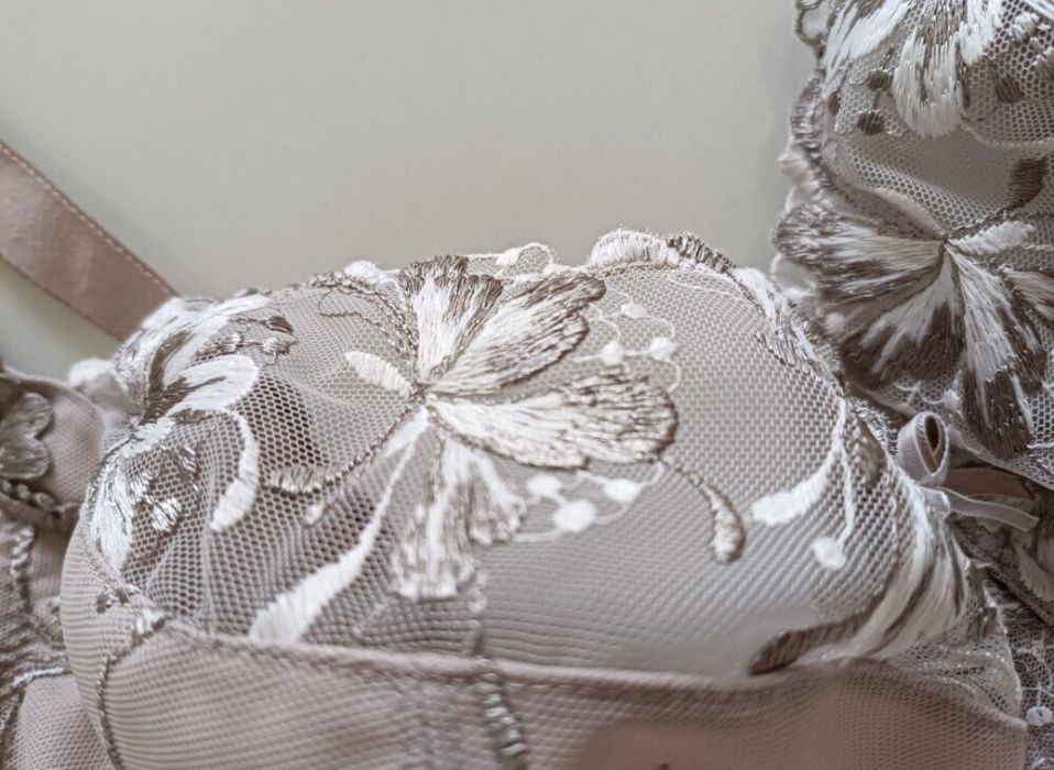 M&S шикарный бюстгальтер 95-40DD минимизер.