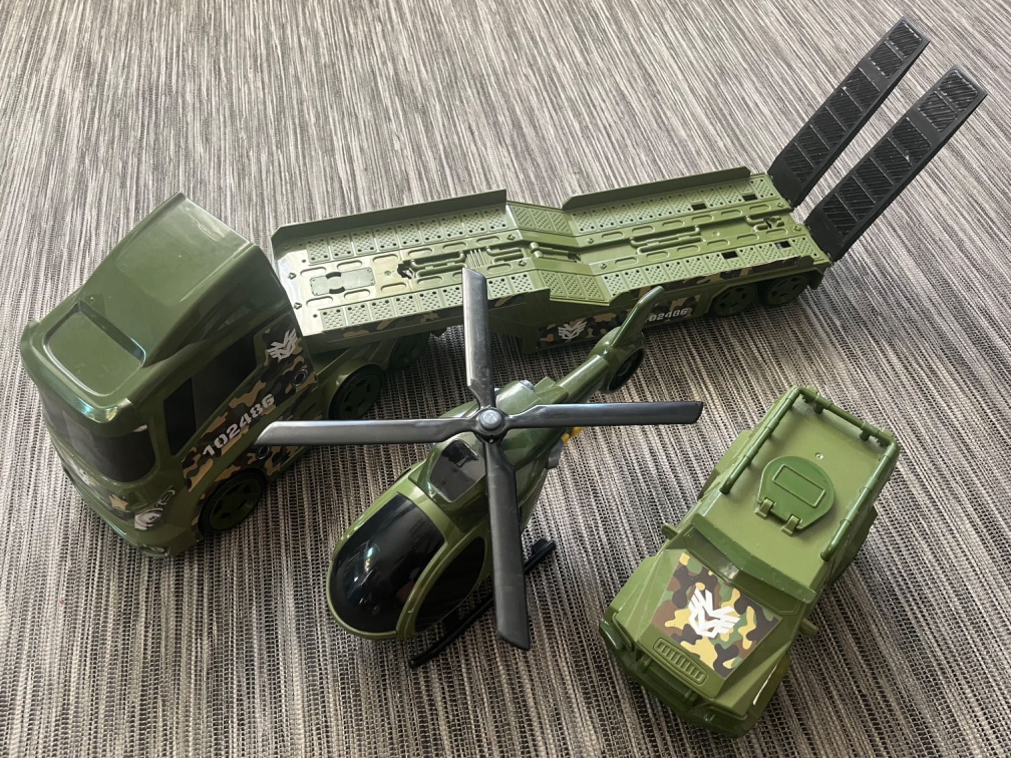 Duży zestaw wojskowy helikopter, laweta, dźwięki, światła.