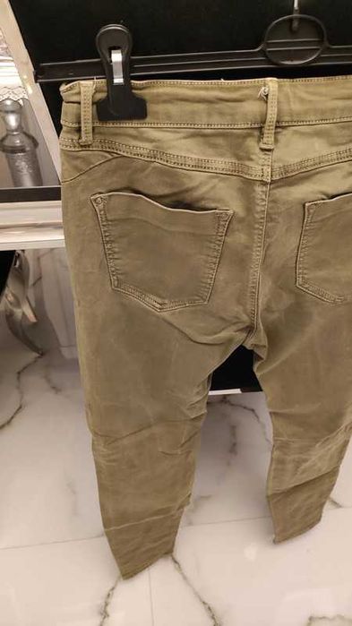 Sexy spodnie damskie jeansy z dziurami Bershka khaki, JESIEŃ ZIMA 2025