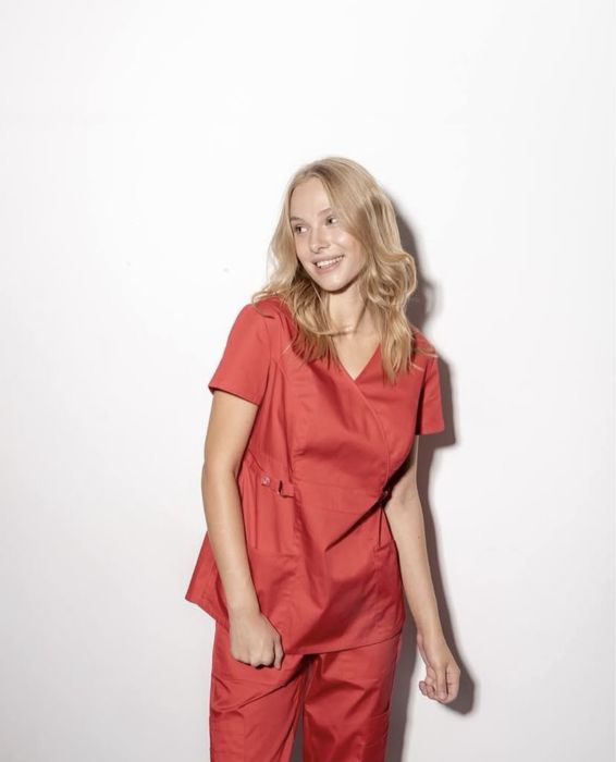 Жіночий медичний костюм