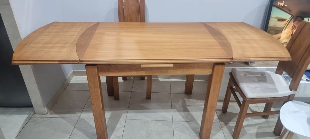 Mesa de jantar em madeira maciça + 4 cadeiras
