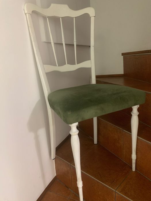 Стул деревʼяний фісташка колір