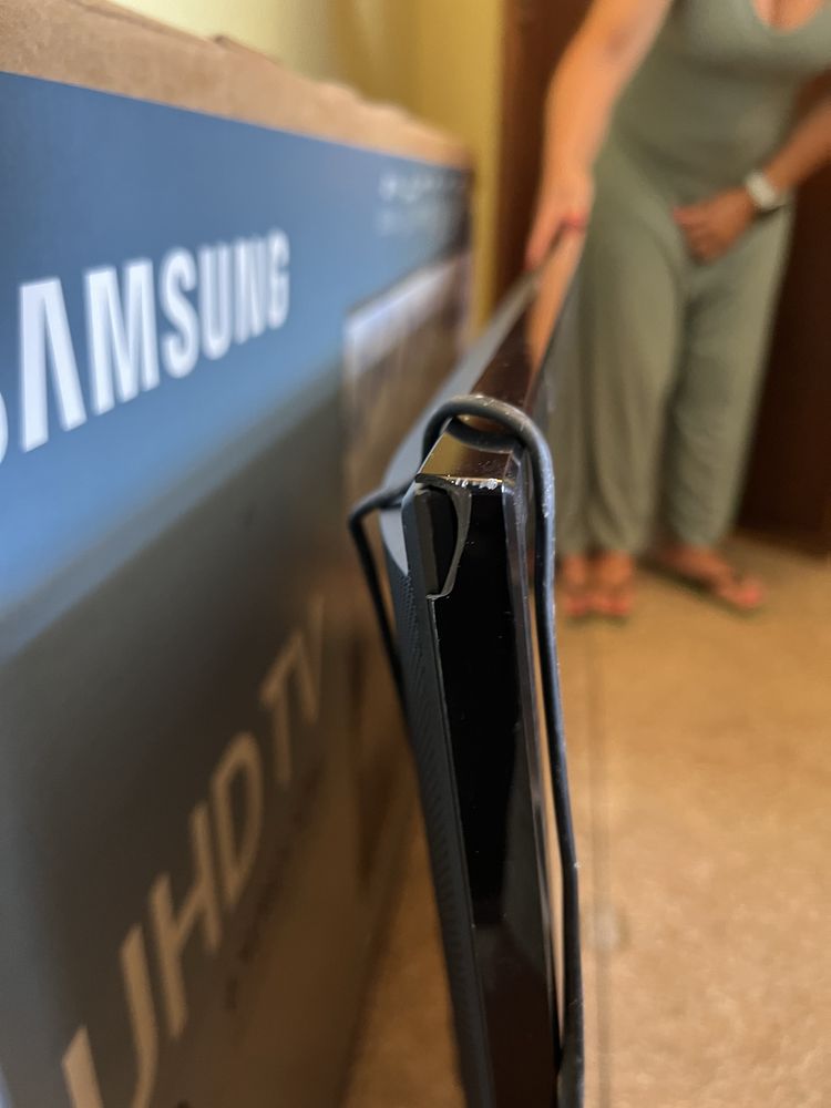 Televisao UHD 49 pulgadas com imagem danificada.