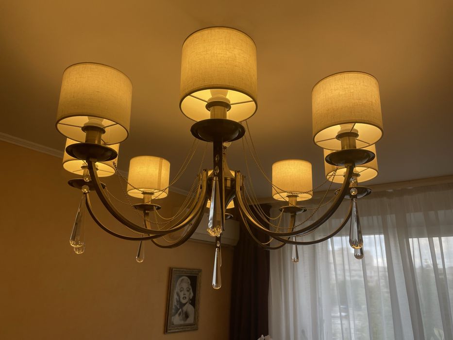 Люстра на 8 плафонів
