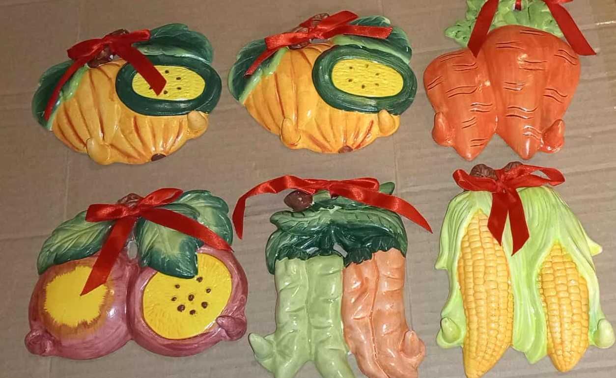 Ceramiczny wieszak do kuchni w kształcie oberżyny ręcznie malowany