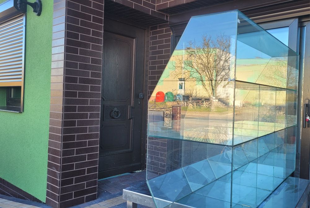 Szklana gablota/regał sklepowy