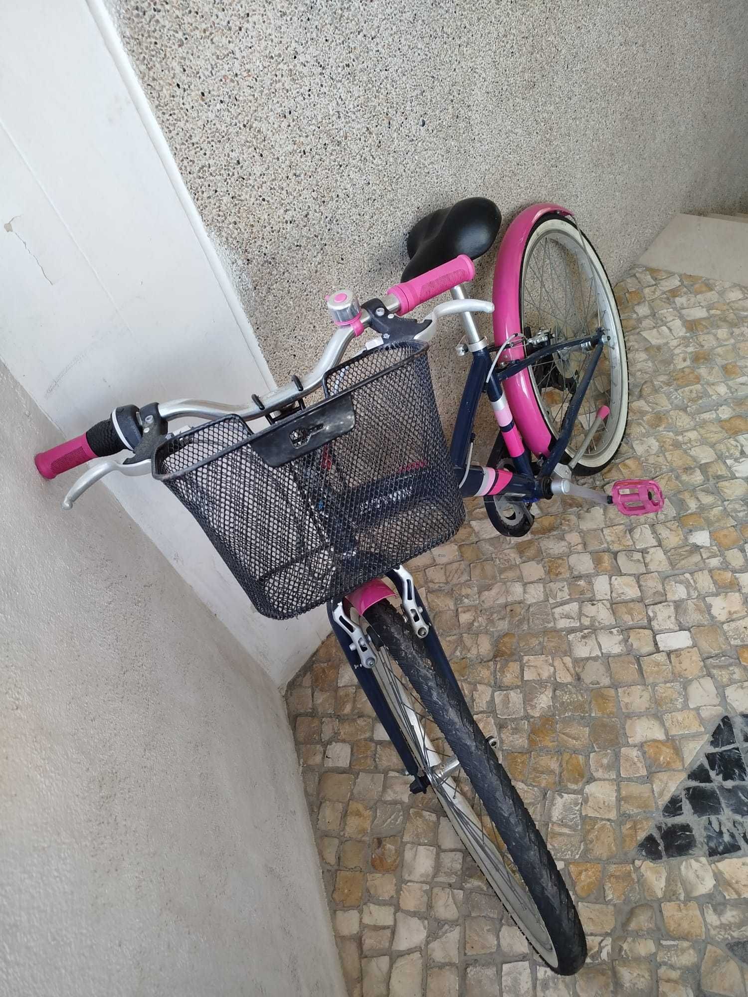Vendo bicicleta feminina BTWIN Aro 24, rosa, marcha traseira