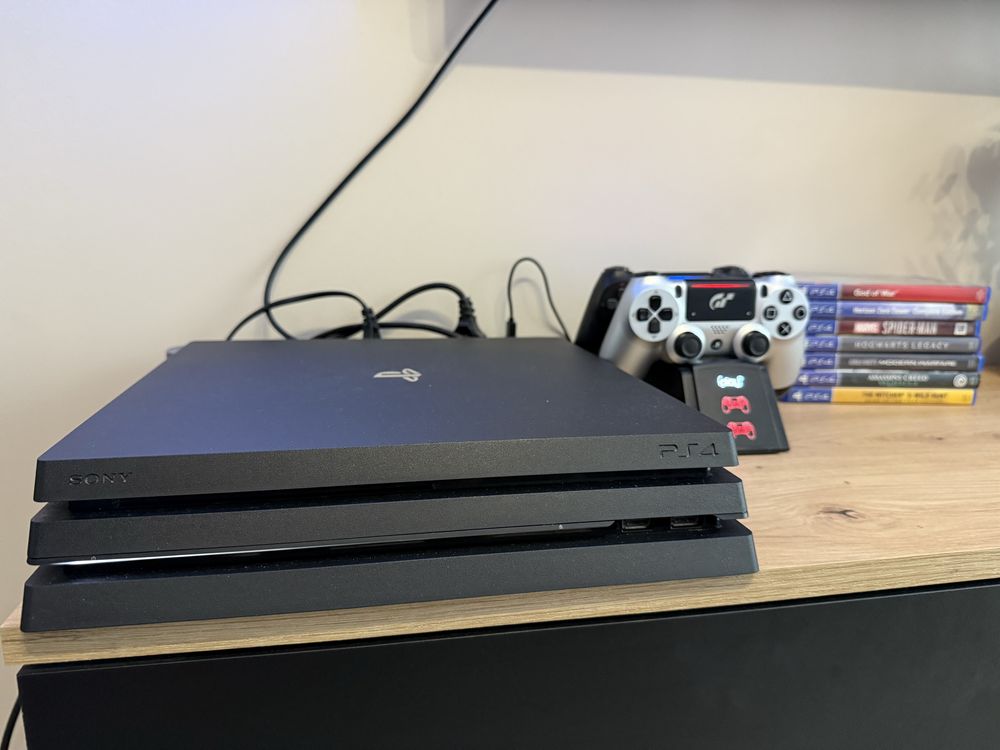 Playstation 4 PRO 1TB | 2 Pady+ 7 Gier + Stacja Ład.
