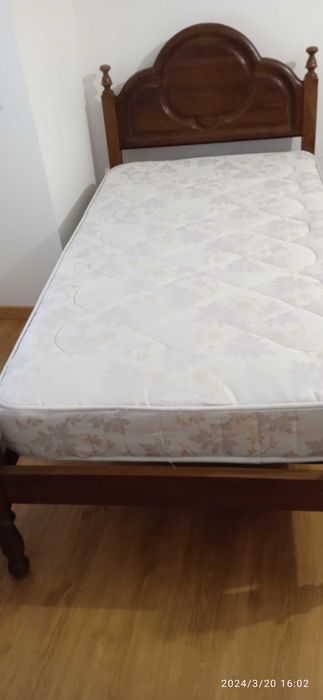 Mesa com  cadeiras e camas