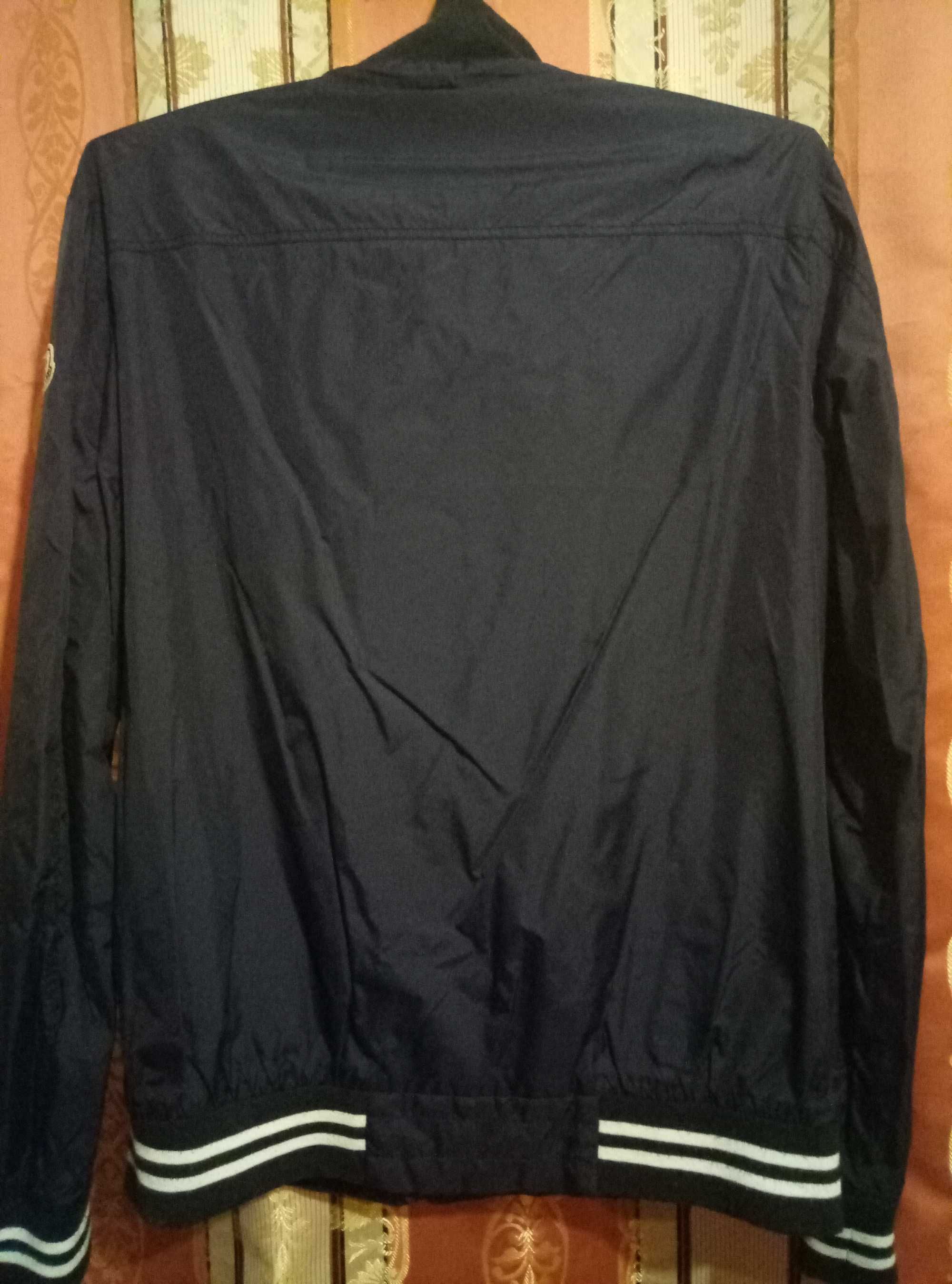 Хорошая мужск куртка - Moncler. Новая. Скидка 45%.  Монклер.