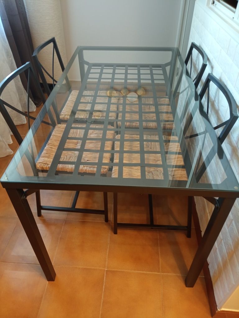 Vendo Mesa de jantar com 4 cadeiras.