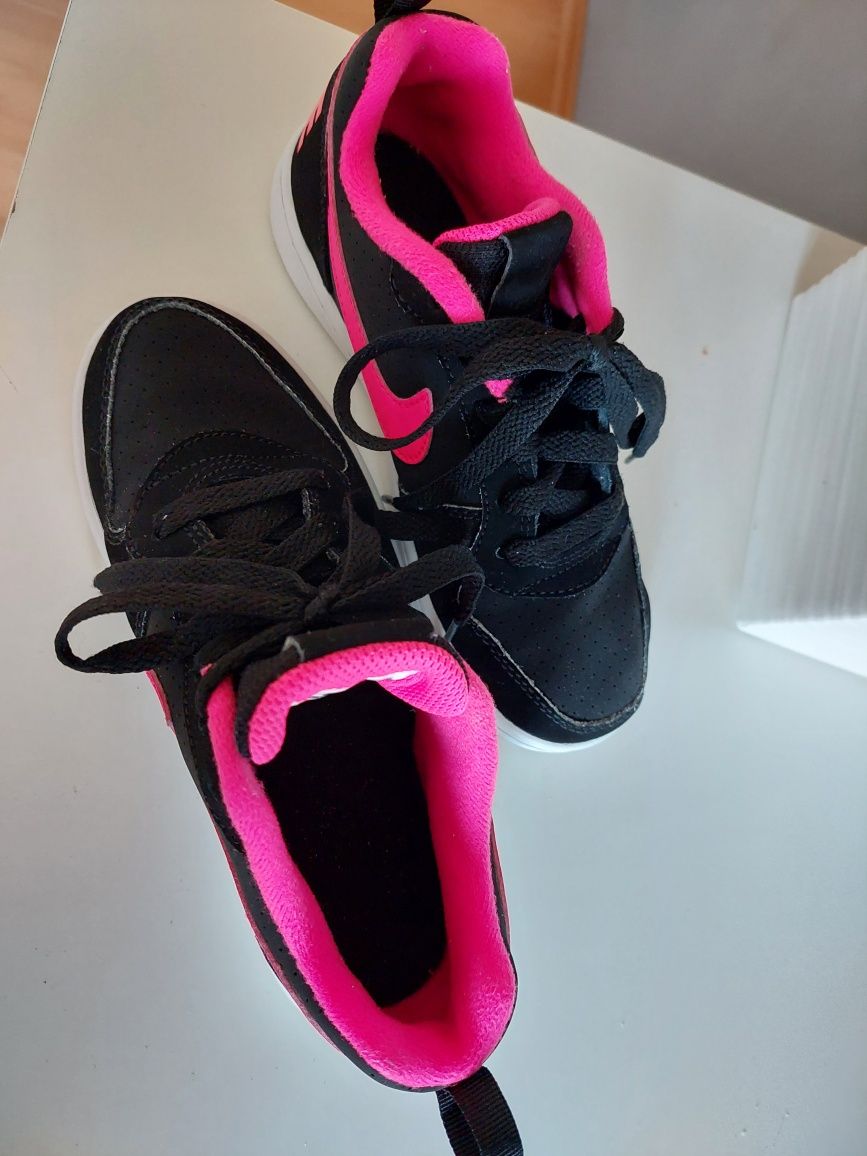 Adidasy Nike dla dziewczynki rozm 32 cm  (20 cm )